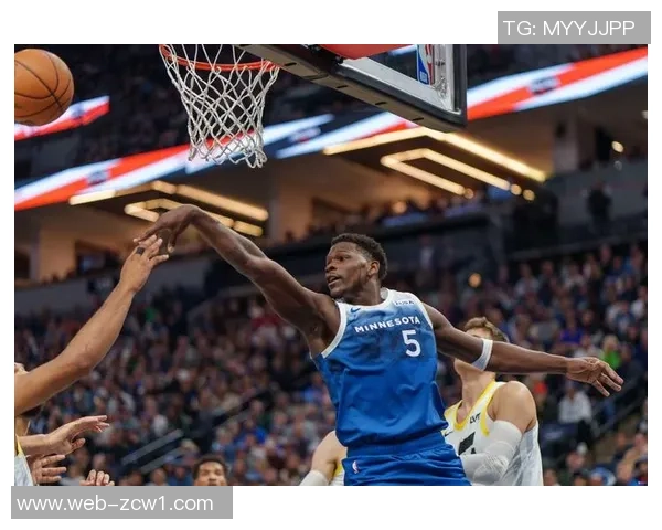 爱德华兹表现出色18投13中砍下32分3篮板6助攻但7次失误略显多余 爱德华兹表现出色18投13中砍下32分3篮板6助攻但7次失误略显多余